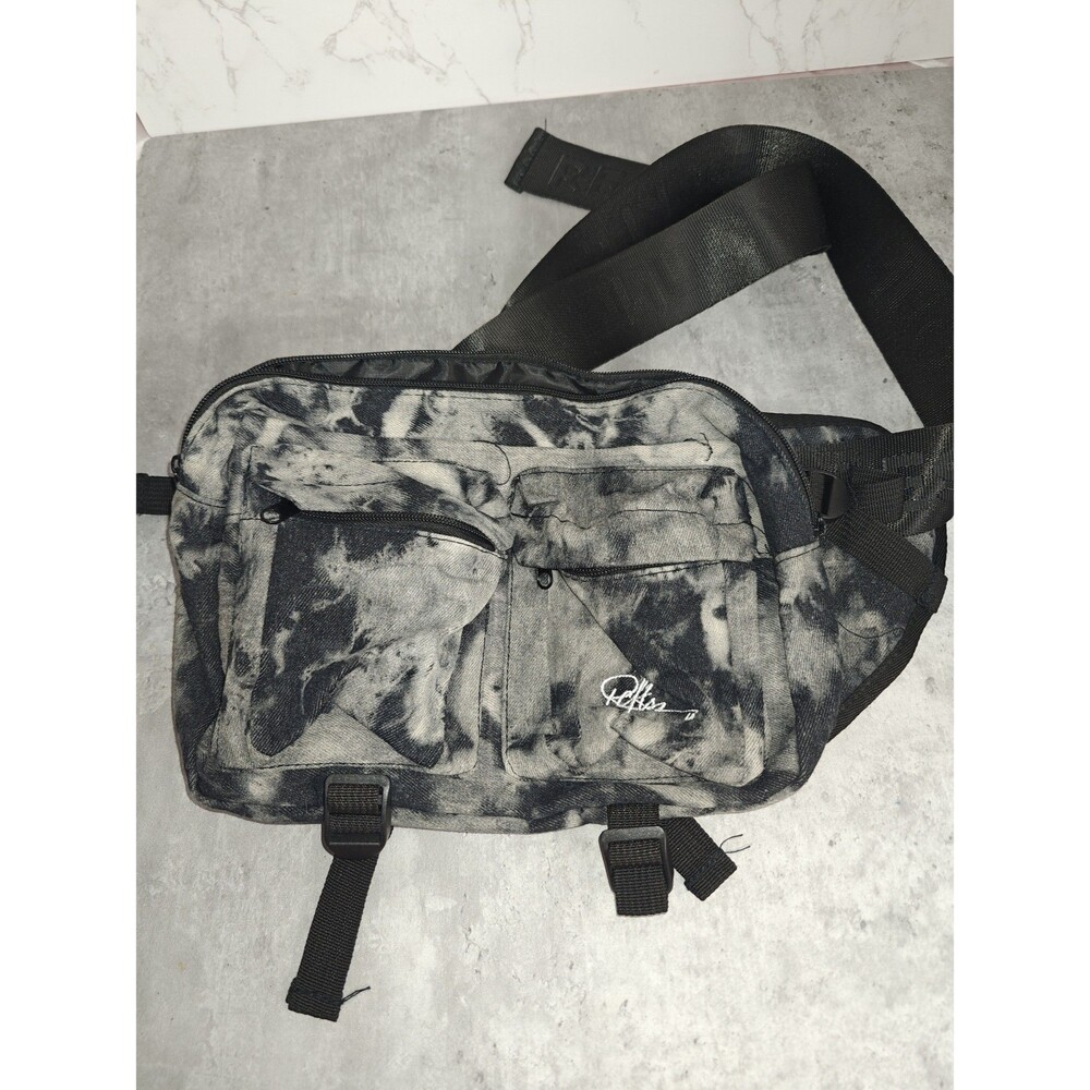 Young & Reckless Sling Messenger Bag Black/Gray
